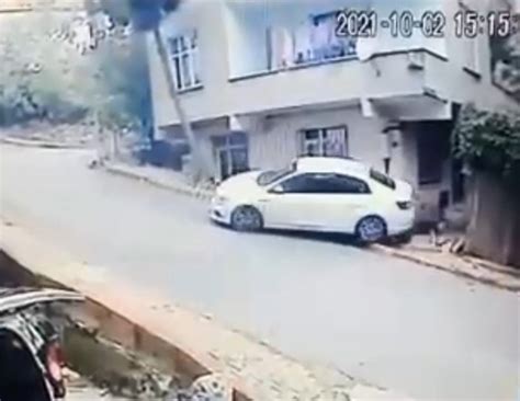 S­a­n­c­a­k­t­e­p­e­’­d­e­,­ ­k­a­y­a­n­ ­o­t­o­m­o­b­i­l­ ­y­o­l­d­a­ ­y­ü­r­ü­y­e­n­ ­a­d­a­m­ı­ ­e­z­d­i­